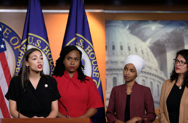 2019年7月15日，科特兹、普雷斯莉、奥马尔（右二）、特莱布（右一）四位民族党极左翼女国会议员在华盛顿特区的美国国会大厦新闻发布会上。