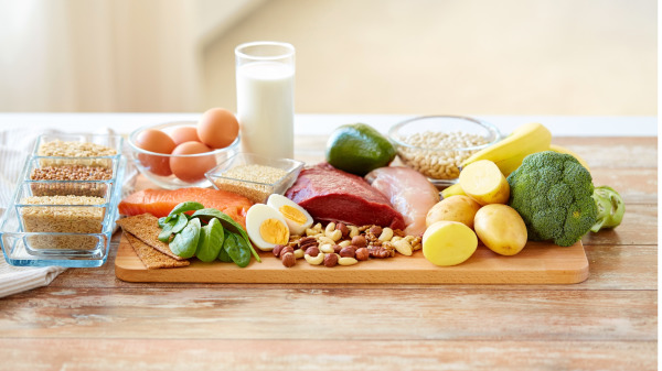 肾友遵照营养师饮食计划食用蛋白质类食物来源，以高生理价值蛋白质为首选。