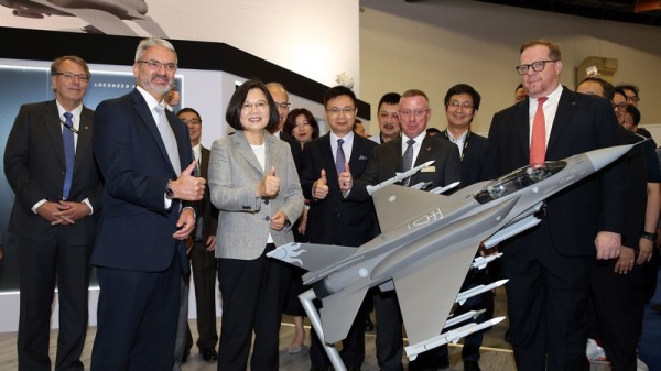 台湾采购F-16V战机案，将提交至美国国会审查，战略学者推测最慢应于9月中旬前正式公布。图为蔡英文总统（前左二）参访国防工业展及体验F-16战机的模拟驾驶舱。