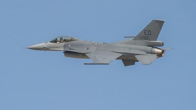 台灣空軍司令部首度推出說帖，強調將向美國採購F-16V戰機性能優異，並公布共軍戰機繞台3條路徑。