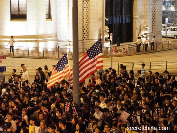 8月16日晚，香港民眾在集會。