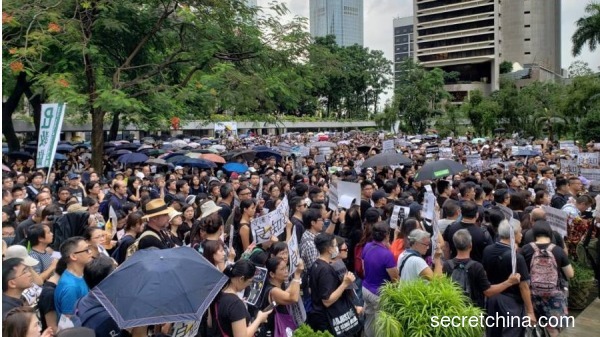8月17日上午，香港教协发起“反送中”教育界集会和游行登场，其主题是“守护下一代，为良知发声”。