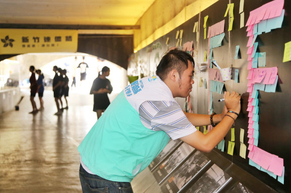 由在台香港青年组成的团体“香港边城青年”17日在台湾各地发起各式活动，号召民众一起撑香港，如在新竹市东门城地下道设置“新竹连侬墙”，吸引许多关心此议题的民众到场签名力挺。