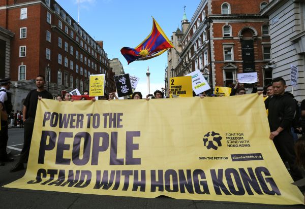 人们在英国伦敦参加游行支持香港民主运动