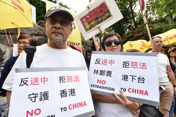 2019年6月9日，來自香港的Stephen Chan（L）和Rebecca Pang與500多名抗議者一起在加拿大溫哥華的中國領事館前抗議北京的香港政策。