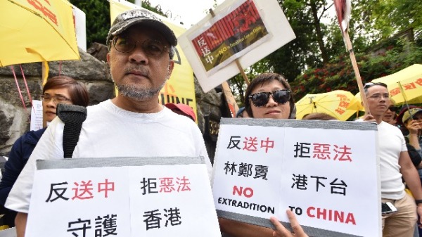 2019年6月9日，来自香港的Stephen Chan（L）和Rebecca Pang与500多名抗议者一起在加拿大温哥华的中国领事馆前抗议北京的香港政策。