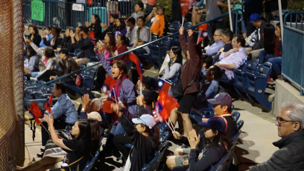 中华队赴美国加州尔湾参加U19世界杯女垒赛，侨胞拿 小国旗为台湾加油。