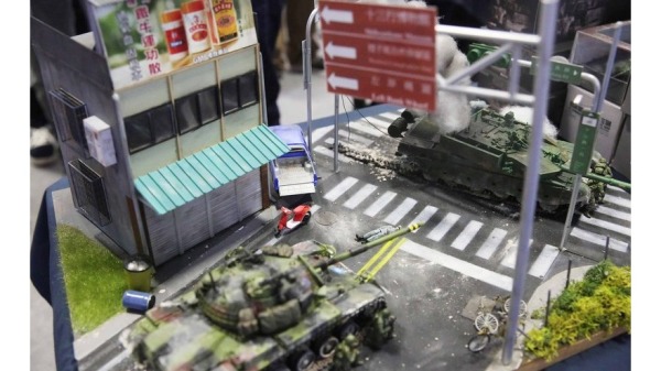 兩年一度的台北國防工業展中，有模型玩家展出名為「台北不設防？」模型，描述共軍99式戰車登陸新北八里街頭時，遭國軍CM11戰車砲擊殲滅。