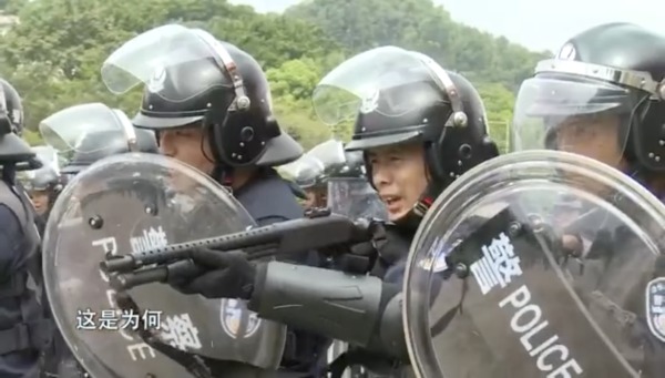深圳武警再練兵擬用巨型鋼叉對付香港市民