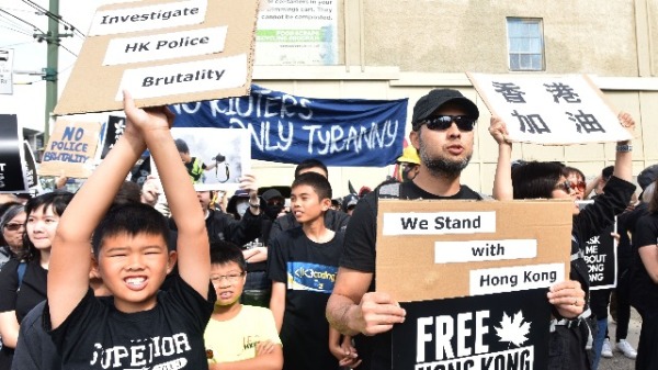 2019年8月17日，亲香港的支持者在温哥华声援香港反送中。