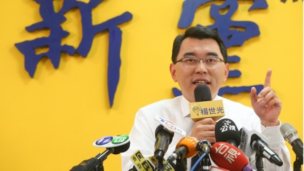 新党昨晚举行26周年党庆，党主席郁慕明发表“一国两制台湾方案”，而且新党总统参选人杨世光则认为，不想当中国人的就送走。