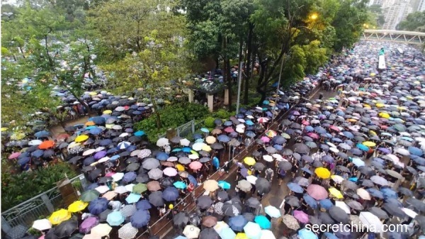 港人计划本周五周六再发起“和理非”示威活动，分别在港九多处筑成人链，并会再到机场“测试交通压力”。图为8月18日香港反送中集会。