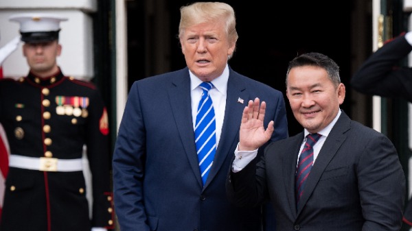 美國總統川普與蒙古國總統巴特圖勒嘎（Khaltmaagiin Battulga）（圖片來源：SAUL LOEB/AFP/Getty Images）