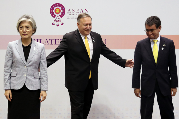 2019年8月2日，第52届东盟外长会议在曼谷召开，美国国务卿篷佩奥，韩国外长康京，日本外相大野太郎在此期间出席三方会谈。