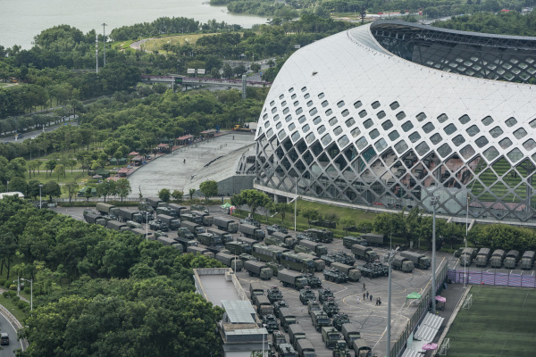 2019年8月16日，深圳湾体育场外停放大量卡车和装甲运兵。