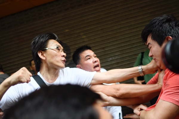 2019年8月11日，在香港北角地区，身穿白衣的亲北京者攻击一名香港市民。