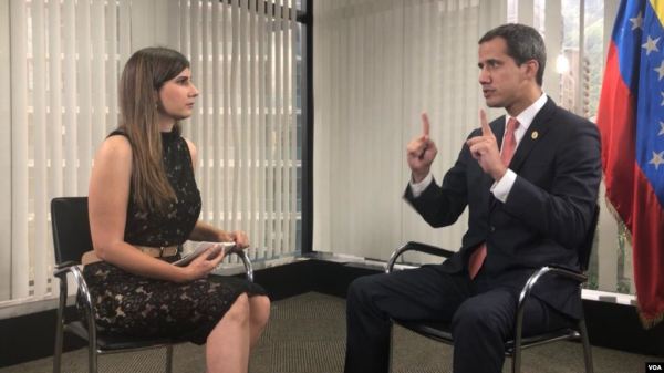 美国之音记者在加拉加斯采访委内瑞拉临时总统瓜伊多。