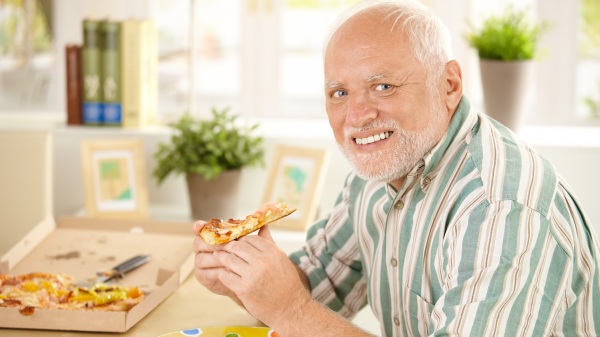 老人開心地和兒子一起用餐。（圖片來源：Adobe Stock）