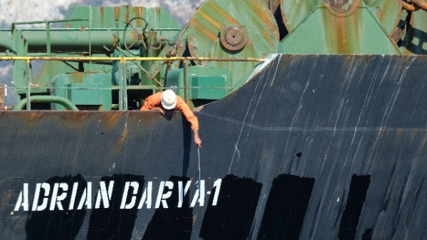 伊朗船員在直布羅陀海岸附近檢查油輪新名稱：Adrian Darya。此前這艘油船名稱為：Grace 1。（圖片來源：JOHNNY BUGEJA/AFP/Getty Images）