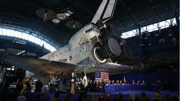 美國副總統彭斯8月20日在國家航空航天博物館舉辦的第六屆「領導下一個前沿」會議期間發表講話。（圖片來源：Mark Wilson / Getty Images）