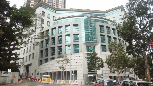 英国驻香港总领事馆职员从中国返回香港时失联，传被中国警方行政拘留，港人发起声援营救活动。图为英国驻香港总领事馆。