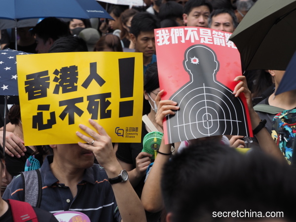 170萬香港市民冒雨走上街頭，高舉「香港人心不死」、「我們不是箭靶」等標語，向世界傳遞理性抗暴、堅守自由的決心和勇氣。