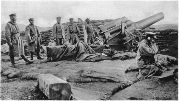 1915年日军炮击青岛德军。日占青岛四年后成为“五四”运动导火索。