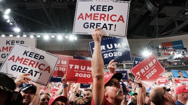 2019年8月15日，川普在新罕布什尔州举行MAGA竞选集会（图片来源：Spencer Platt / Getty Images）