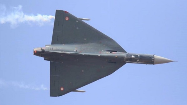 印度研发超过25年的自制光辉战机，因性能无法让印度空军满意，又进行改良计划，第2代光辉战机预计2022年推出。图为第1代光辉战机于印度航空展展示性能。
