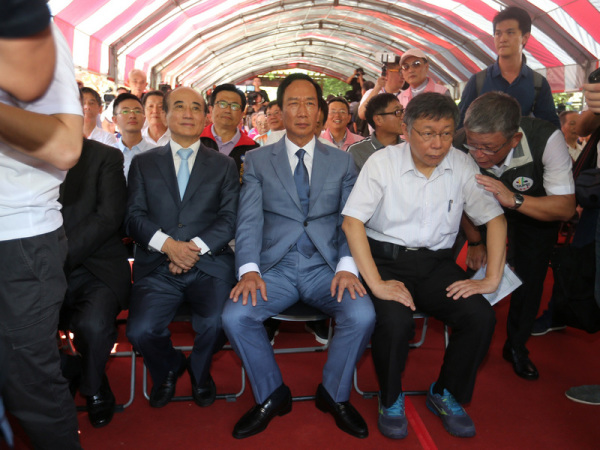 8月23日，鸿海创办人郭台铭、台北市长柯文哲和前立法院长王金平参加“八二三”炮战纪念活动。