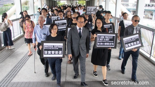 香港泛民主派挾著「反送中」運動的氣勢贏得區議會選舉後，昨天也在會計師公會理事改選中大勝。
