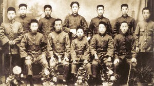 1932年8月，赵尚志（前排中间拿马鞭者）担任巴彦抗日游击队政委时与游击队指挥部成员的合影。