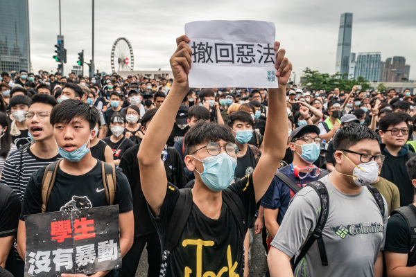 2019年6月17日學生在香港行政長官辦公室外要求撤回《送中條例》