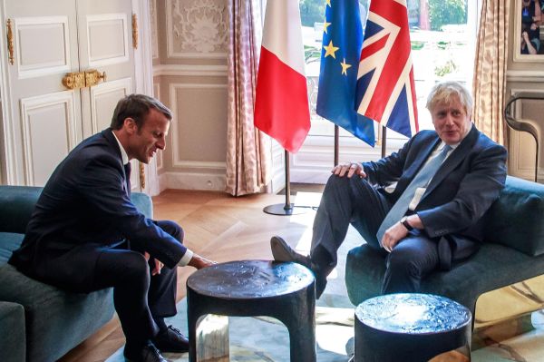 2019年8月22日，英国首相鲍里斯・约翰逊到访法国总统府与马克龙交谈。