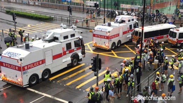 警方施放多枚催泪弹驱赶示威者，并首次出动水炮车戒备（图片来源：周秀文／看中国摄影）