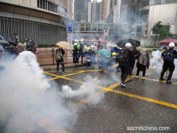 警方施放多枚催泪弹驱赶示威者，并首次出动水炮车戒备