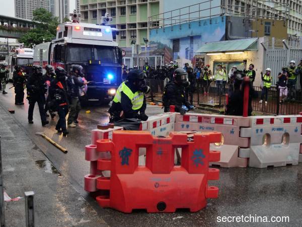 警方施放多枚催泪弹驱赶示威者，并首次出动水炮车戒备