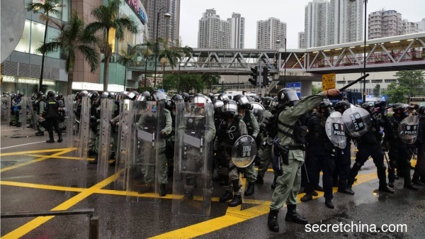 2019年8月25日，香港荃葵青「反送中」遊行的目的仍是要求政府回應5大訴求。圖為香港警察在現場待命。