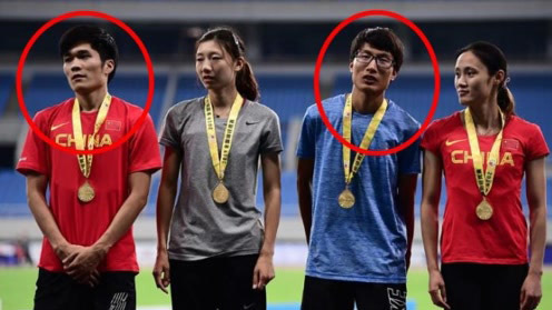 全國田徑冠軍大賽大獎賽-總決賽女子400米比賽中獲獎的兩名「女」運動員廖夢雪（左一）、童曾歡（右二），被懷疑是男兒所扮。