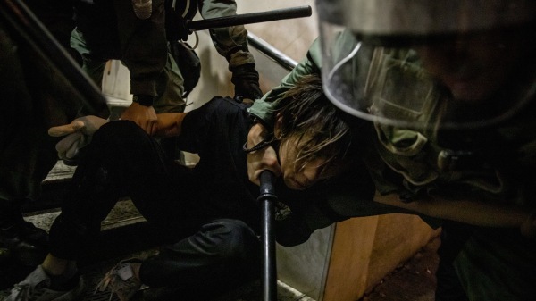 香港反送中示威者被警察抓捕
