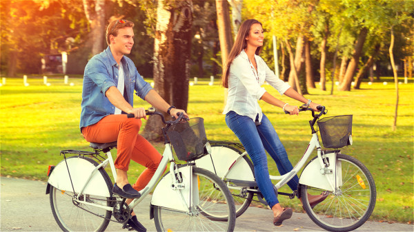 骑自行车等有氧运动有利于保持良好的心肺功能，防止肺功能衰退。