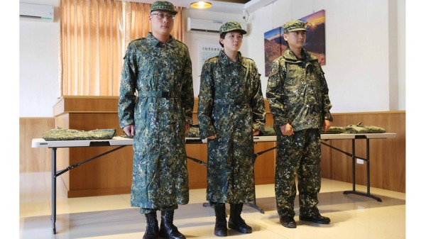 台湾陆军最新数位迷彩雨衣亮相，防水能力是旧式雨衣2倍。