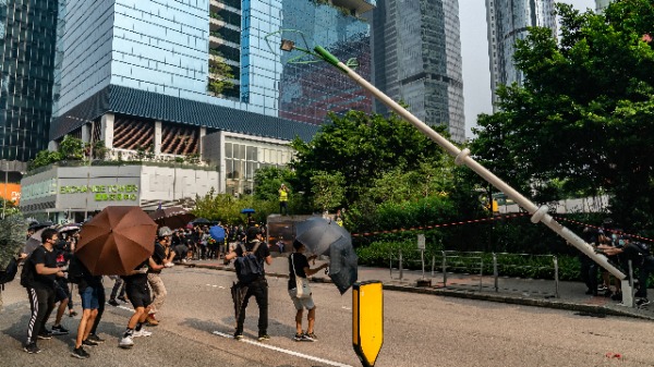 2019年8月24日，香港“反送中”抗议者在九龙集会期间拉倒一根“智能灯柱”。（图片来源：Anthony Kwan / Getty Images）