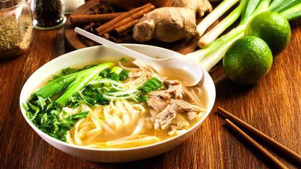 喝一些热面汤、小米粥等，可以让胃肠道得到休息调整。