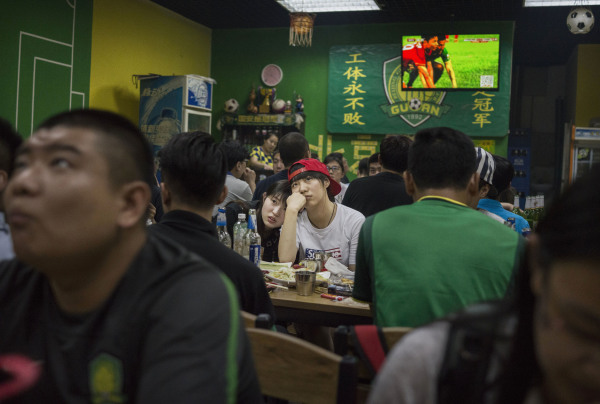 2015年6月25日，北京国安球队球迷在观看与广州恒大淘宝队之间的比赛。