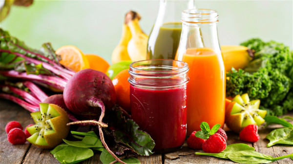 痛风患者应避免进食高嘌呤饮食，大部分蔬菜、水果等不含嘌呤。