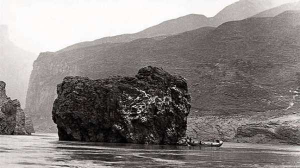 蘇軾有一首《灩澦堆賦》，稱贊灩澦堆對世人有功。可惜灩澦堆於1958年因「阻礙航運」被炸掉。