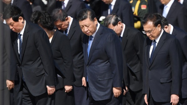 2018年十一前夕，中国国家主席习近平（中），全国人大常委会主席栗战书（前左）和李克强总理（前右）在北京天安门广场献花圈。（图片来源：GREG BAKER / AFP / Getty Images）