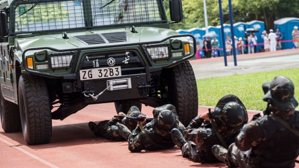 共軍士兵於2019年6月30日在香港昂船洲軍營進行演習。