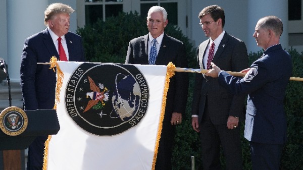 美国总统川普、副总统彭斯、国防部长艾斯帕在太空司令部成立仪式上。（图片来源：Chip Somodevilla/Getty Images）
